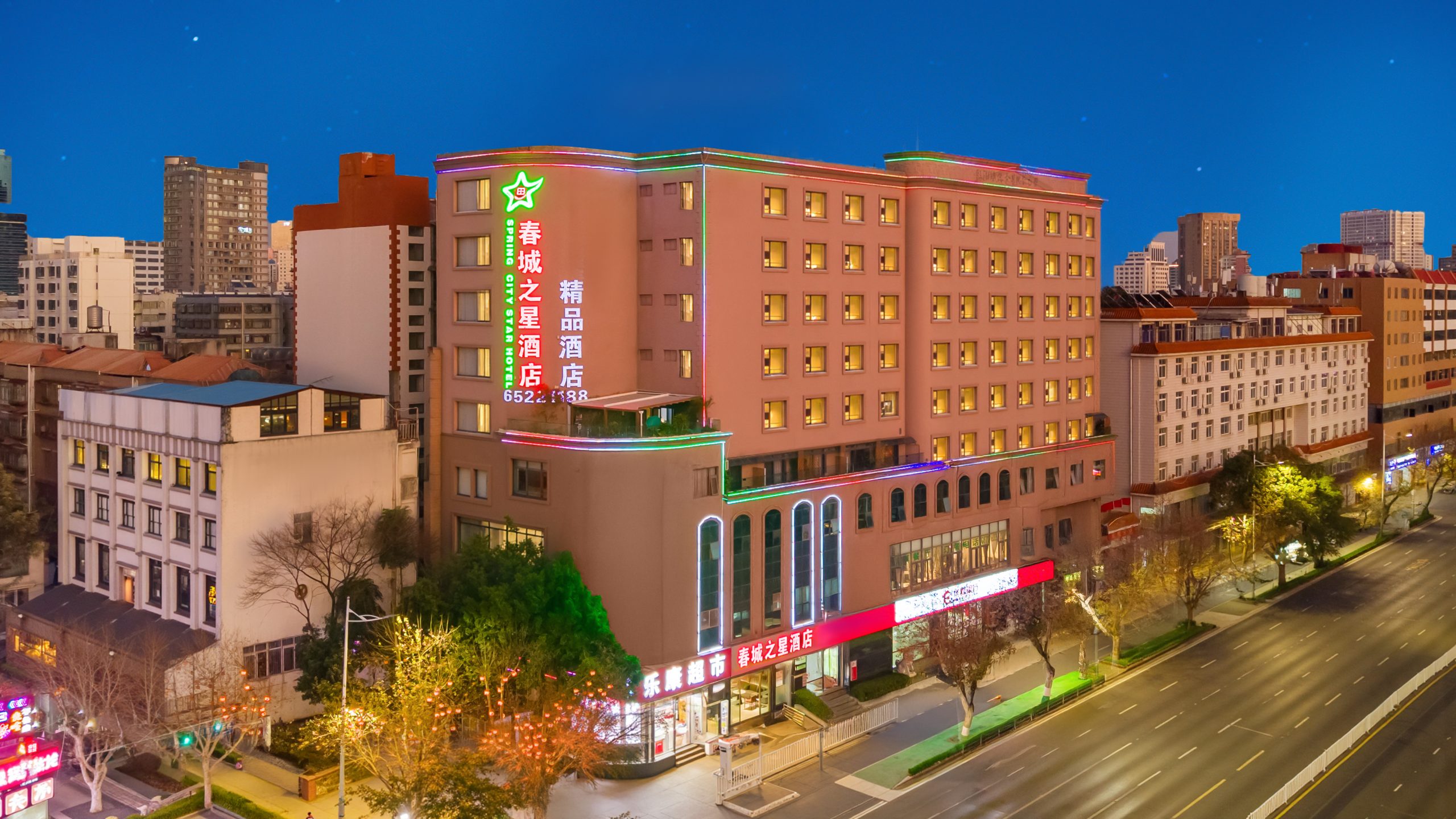 春城之星精品酒店外观，位于大观美食街口